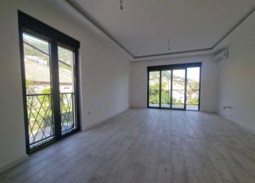 Apartamento de lujo con vistas al mar de 82 m2 con 3 dormitorios en Tivat con aparcamiento