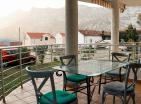 Encantador piso de 65 m2 en Risan con terraza y vistas a la montaña