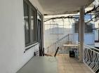 2 apartmány poschodie 61 m2 v Sutomore s obrovskou terasou a parkovaním