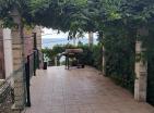 Casa de ensueño junto al mar de 363 m2 en Dobra Voda con piscina y vistas impresionantes