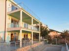 Casa de ensueño junto al mar de 363 m2 en Dobra Voda con piscina y vistas impresionantes