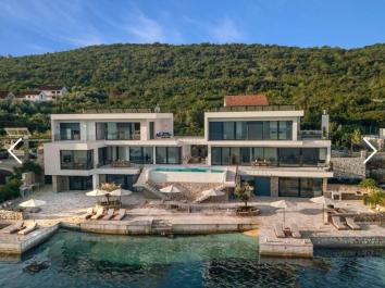 Luxusná vila pri mori v meste Tivat s prístaviskom pre jachty a bazénom