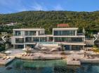 Lussuosa villa fronte mare a Tivat con molo e piscina per yacht