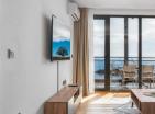 Зашеметяващ морски изглед 67 м2 апартамент на Свети Стефан на крачки от плажа