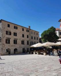 Simpatik 1 dhomë gjumi 58 m2 duplex për shitje pranë detit në Kotor historik