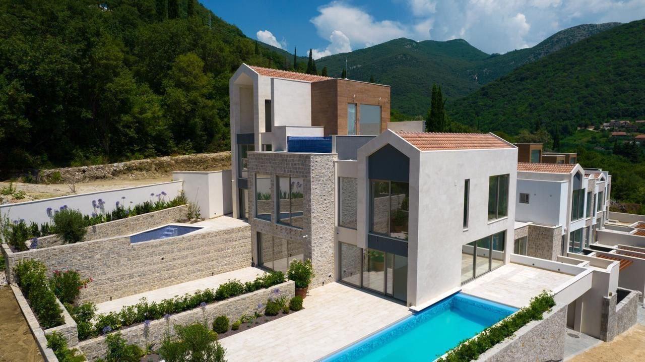Ekskluzivna nova gradska kuća od 189 m2 u Tivtu s privatnim bazenom i pogledom na more