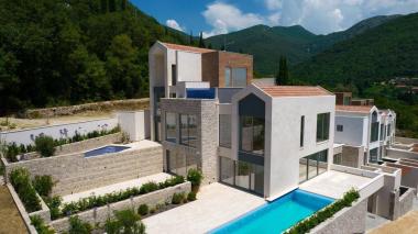 Exkluzív új sorház 189 m2 villa Tivat, saját medencével és kilátással a tengerre