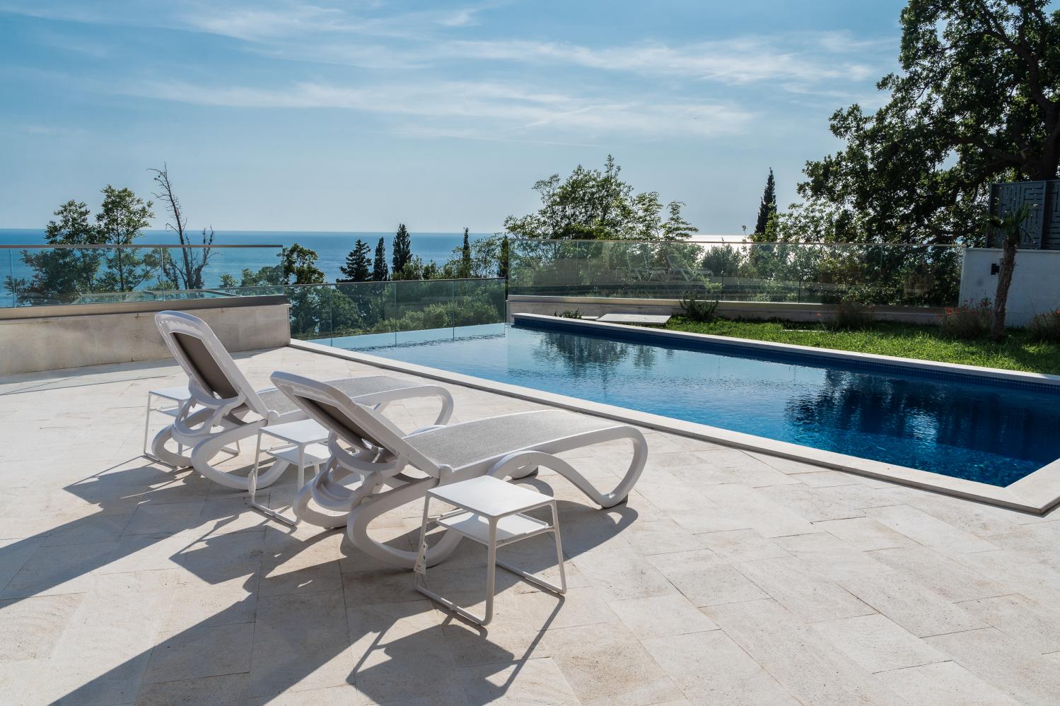 Nova luksuzna vila površine 346 m2 s pogledom na more i bazenom u Drobnici, Crna Gora