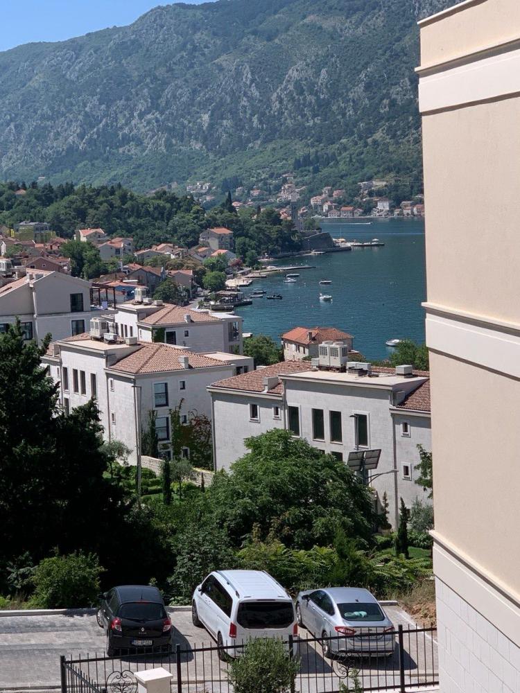 Osupljiv pogled na morje 52 m2 apartma s teraso v dobroti, Kotor