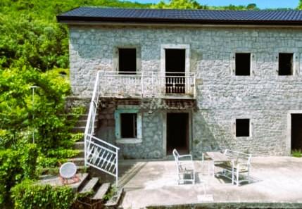 Povijesna kamena kuća površine 130 m2 u Kavachi, Kotor, za obnovu