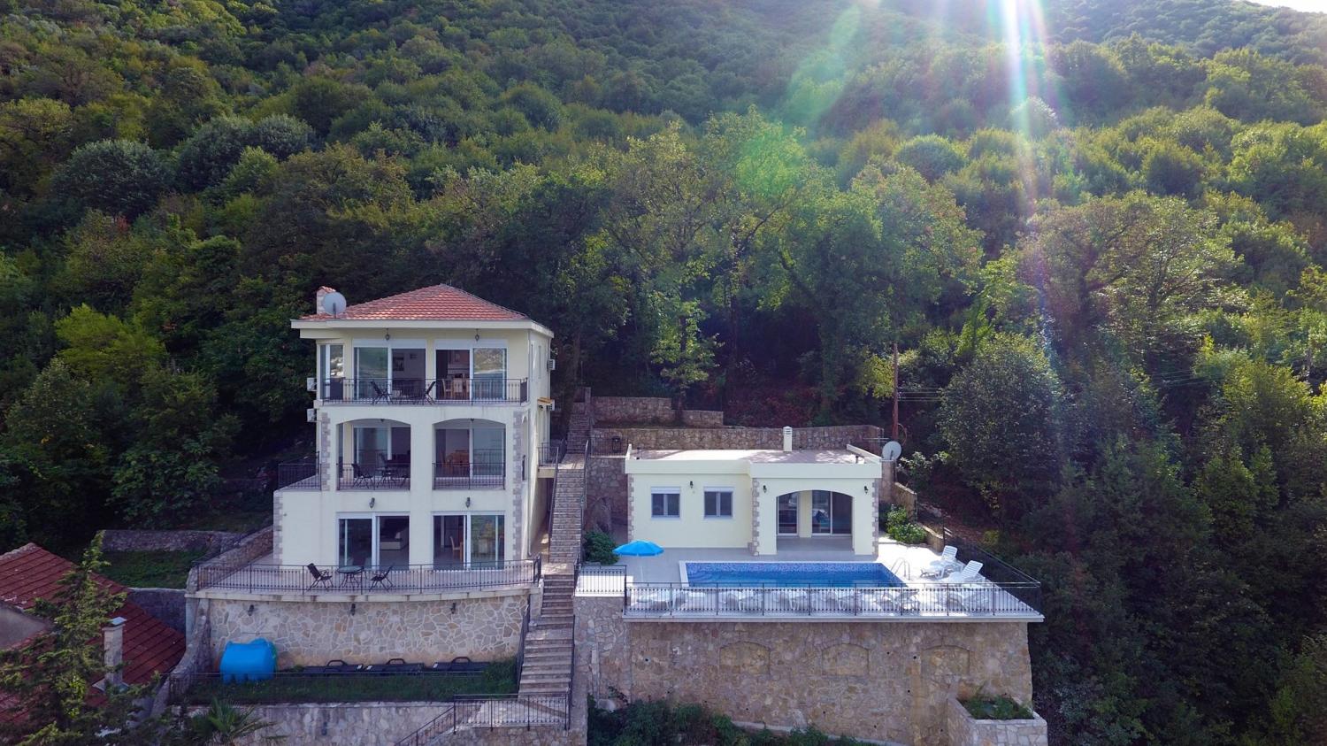 Exkluzív tengerparti villa Kostanicában, 4 apartmannal: mini szálloda stranddal