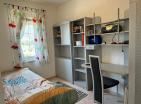 Šarmanten 63 m2 apartma v Sutomore s teraso in pogledom na gore