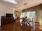 Elegante apartamento de 75 m2 junto al mar en Petrovac con estacionamiento