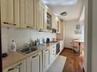 Elegante apartamento de 75 m2 junto al mar en Petrovac con estacionamiento