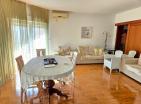 Apartamento amueblado de 2 dormitorios y 75 m2 con vistas al mar, cerca del mar