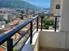 Nuevo apartamento de 45 m2 con vistas al mar en Budva con terraza