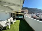 Encantador apartamento Budva de 55 m2 con terraza y un dormitorio en 3 plantas