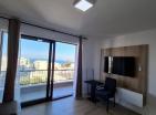 Apartamento de 48 m2 con vistas al mar en Dobra Voda con piscina y aparcamiento en venta