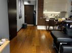Apartamento de lujo junto al mar de 77 m2 en Budva con comodidades modernas