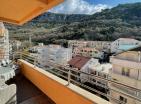 Osupljiv pogled na morje 99 m2 stanovanje v Budvi s tremi spalnicami, popolna družinska hiša