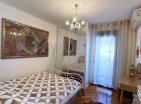 Osupljiv pogled na morje 99 m2 stanovanje v Budvi s tremi spalnicami, popolna družinska hiša