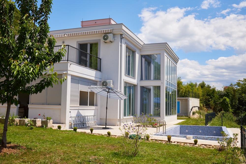 Villa moderne de luxe à Kumbor, Monténégro avec vue panoramique sur la mer