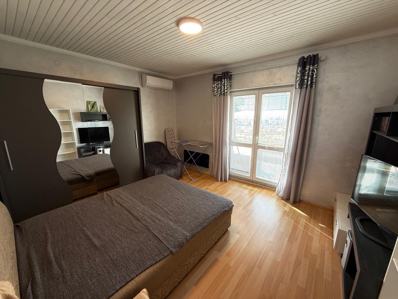 Charmante maison de 200 m2 avec vue sur la mer dans un bar avec oasis de jardin fructueuse