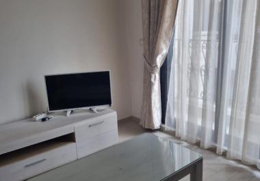 Άνετο στούντιο 34μ2 στο Κέντρο Petrovac με χώρο στάθμευσης, μόλις με τα πόδια από την παραλία