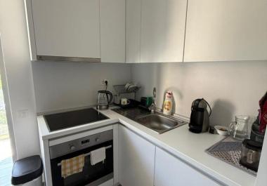 Обална лука: двособан стан у Бечићу, Будва, с погледом на море