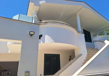 Шармантна двоспратна кућа од 144 м2 у Улцину са две спаваће собе