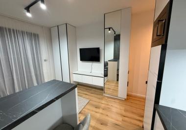 Moderni studio površine 27 m2 u Dobroj Vodi, u blizini plaže, kompletno namješten i opremljen