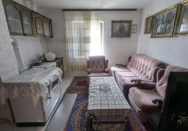 Намештен трособан стан од 68 м2 у центру Жабљака са сопственим двориштем