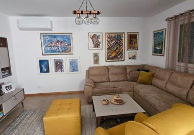 Сунчани стан од 80 м2 са две спаваће собе и погледом на море у Бечићу само неколико корака од плаже