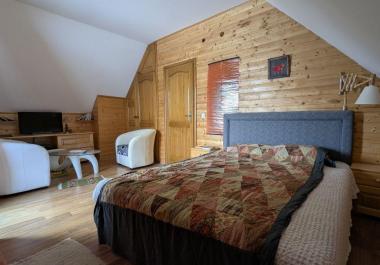 Пространа троспратна кућа у Жабљаку са 5 спаваћих соба и сауном у близини скијалишта