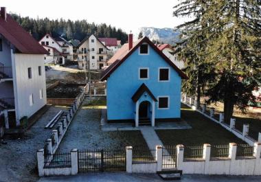 Шармантна шумска двоспратна кућа у Жабљаку од 114 м2 са 5 спаваћих соба