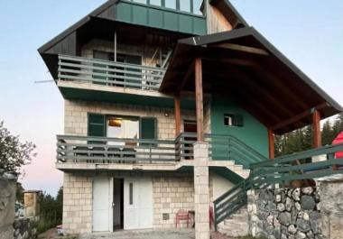 Шармантна четвороспратна кућа у центру Жабљака са 8 спаваћих соба из одмаралишта Дурмитор Парк