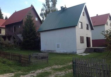 Продаје се пола Тома у Жабљаку од 56 м2 са три спаваће собе