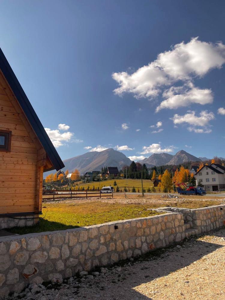 Две профитабилне куће за изнајмљивање-брвнара од 60 м2 свака у Жабљаку са две спаваће собе