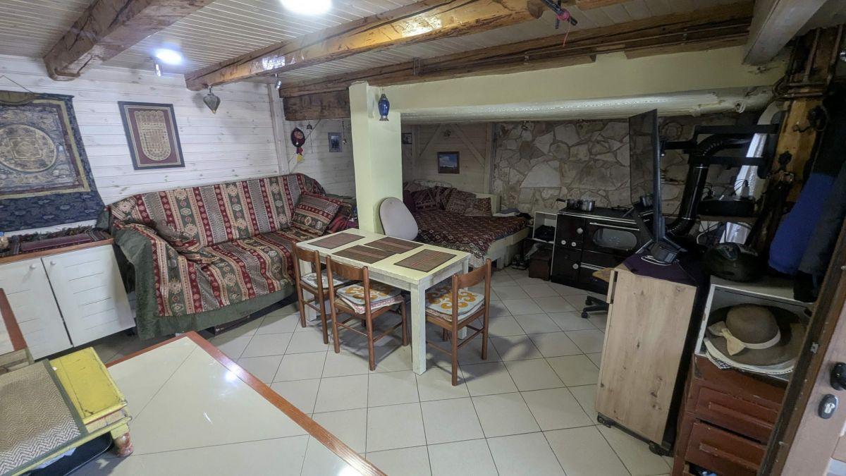 Угодна половина двоспратне куће од 80 м2 у близини Црног језера са две спаваће собе