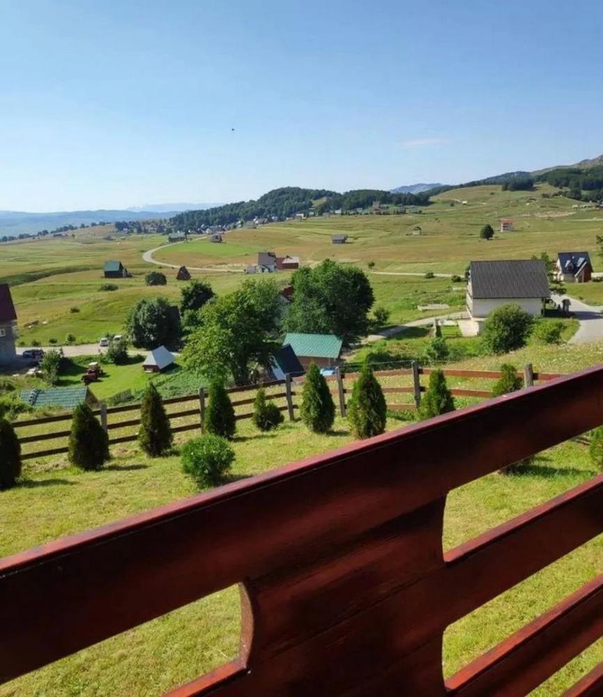 Нови лепа дрвена колиба на површини од 87 м2, два спрата куће у Жабляке, у близини скијалишта