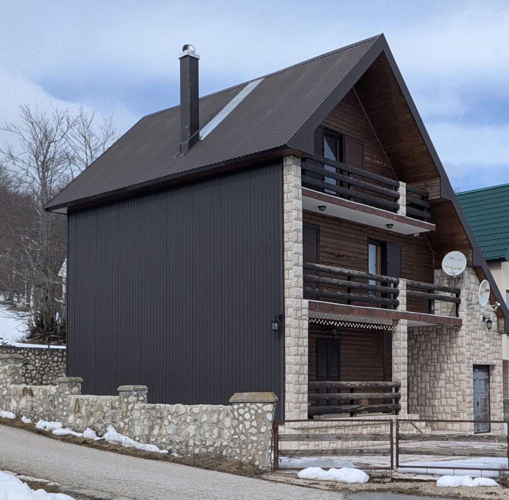 Велика пространа троспратна кућа од 216 м2 у Жабљаку са погледом на планине