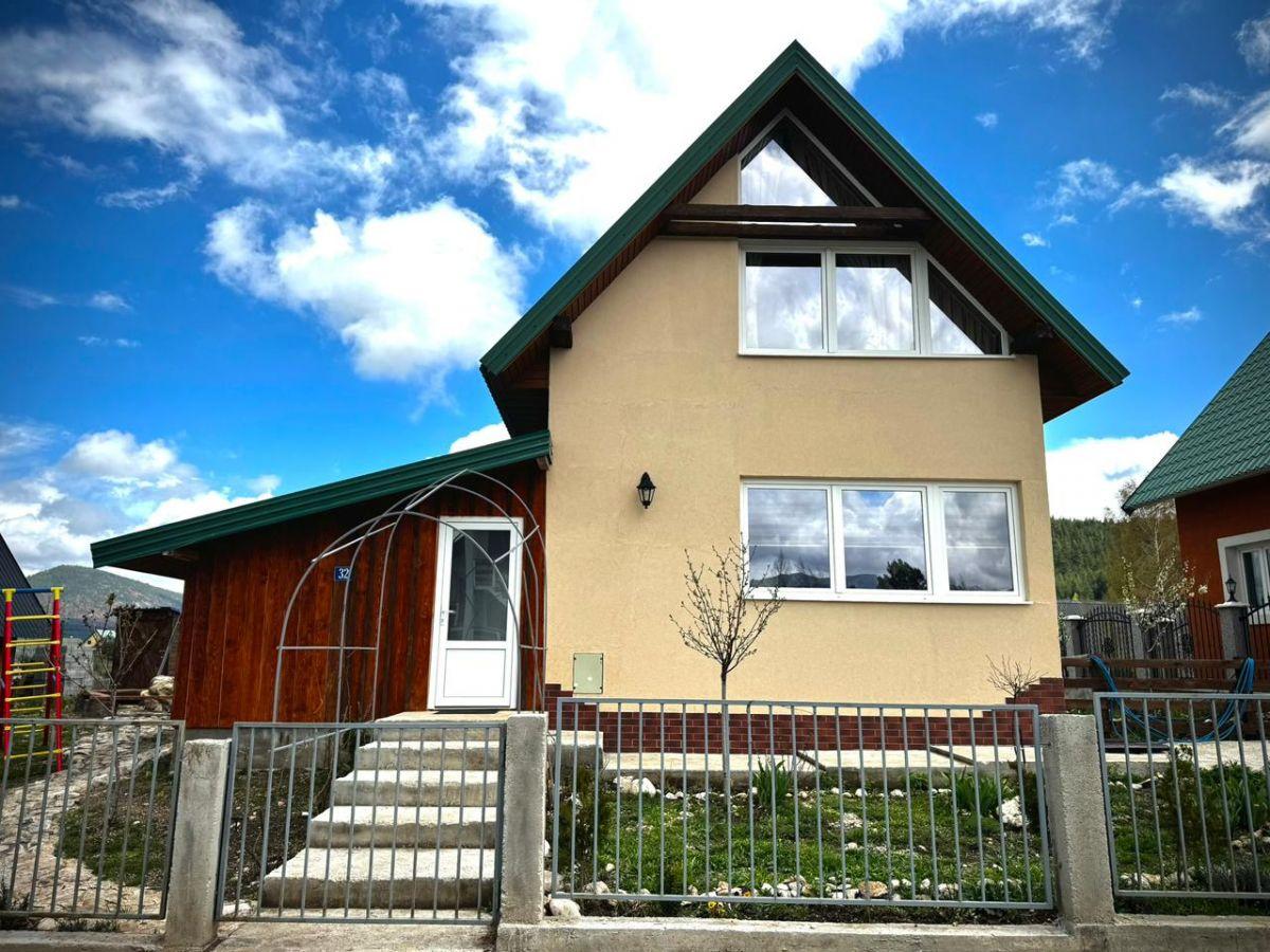 Двоспратна кућа од 84 м2 у Жабљаку са запањујућим погледом на популарно туристичко место