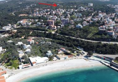 Урбанизовано земљиште од 310 м2 са погледом на море у утеху погодно за кућу или мини хотел