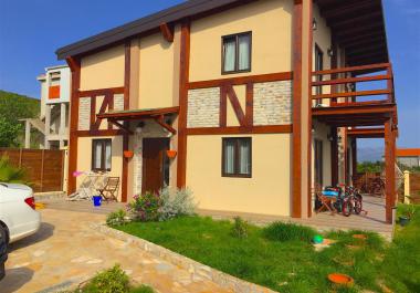 Deux étages de la Villa dans Krimovica fait de bois