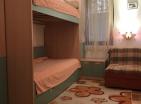 Veľký byt v Petrovac, 3 miestnosti v 150 metrov od pláže