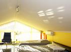 Duplex ρετιρέ 135 m2 σε Μπούντβα με 3 υπνοδωμάτια, 1 χιλιόμετρο από τη θάλασσα