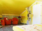 Ático dúplex de 135 m2 en Budva con 3 dormitorios, 1 km del mar