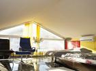 Duplex penthouse 135 m2 v Budva s 3 ložnice, 1 km od moře