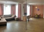 Голям панорамен топъл апартамент в Будва, Бабин до