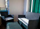 2 sobno stanovanje z balkonom v Bechichi za najem poslovnih